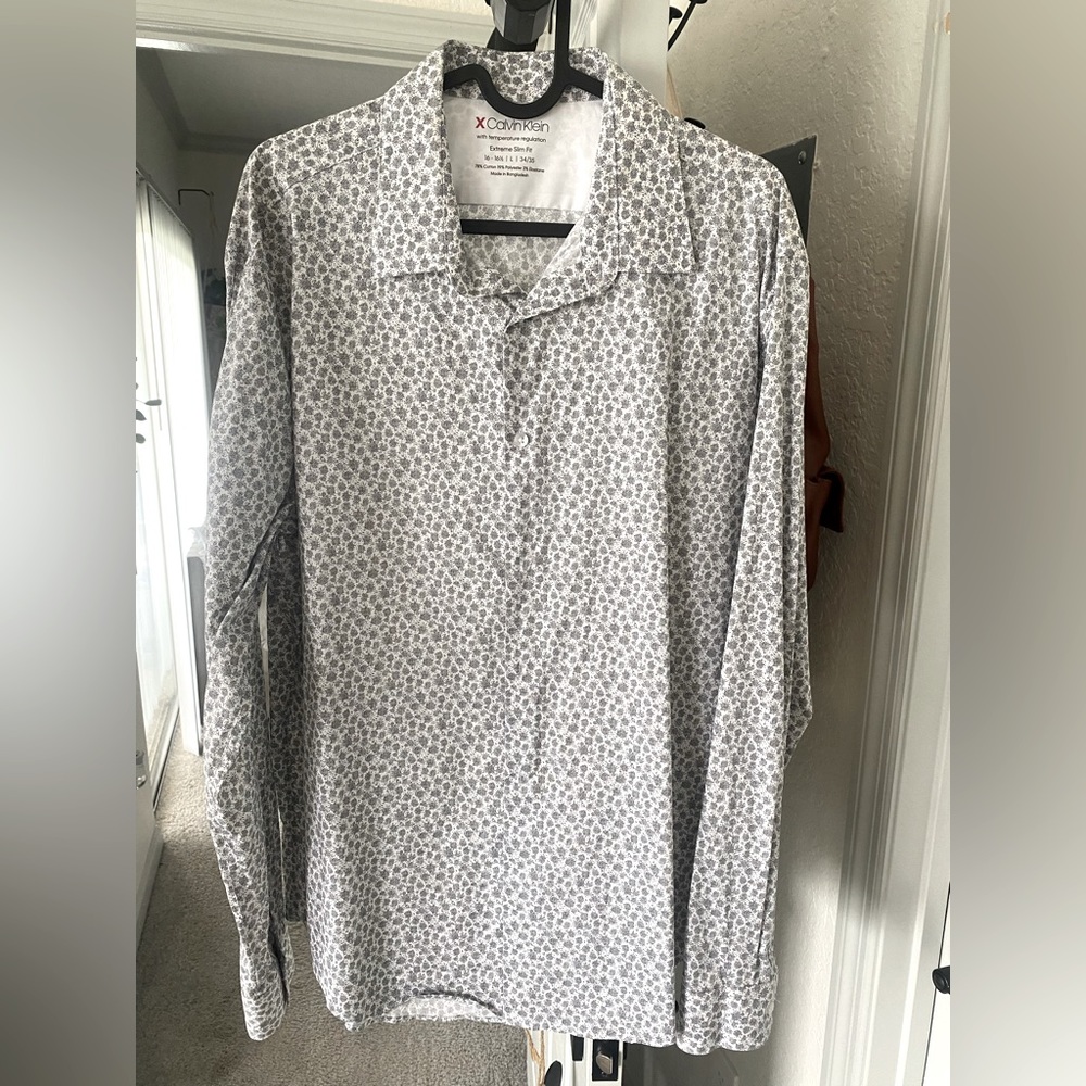 Calvin Klein button down shirt. White and gray long sleeve. Size:L Neck: 16-16.5